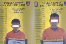 Pondok di kebun sawit dijadikan tempat jualan sabu, dua pria diringkus polisi