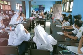 Mafindo Babel latih pemilih pemula bongkar kabar bohong