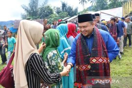 Dapat perhatian pembangunan, masyarakat SD.Hole apresiasi Dolly Pasaribu