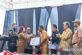 Pemprov Papua beri penghargaan Pemkab Biak deklarasikan 100 persen Stop BABS