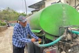 Sri Purnomo dropping 50.000 liter air bersih di Gunungkidul