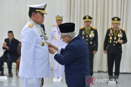 Laksamana Yudo  terima Tanda Kehormatan Bintang Yudha Dharma Utama