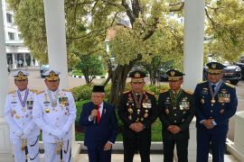 TNI, Polri to maintain neutrality amid president's son's candidacy: VP