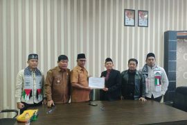 Bupati serahkan bantuan masyarakat Labura untuk Palestina Rp313 juta