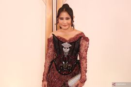 Tak kuasa tahan haru, Prilly Latuconsina perdana raih Piala Citra