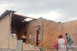 BPBD OKU Selatan bantu tangani reruntuhan rumah warga pasca terhantam angin