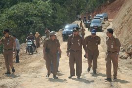 Pj Bupati HSS monev pembangunan SPAM dan jalan tembus Malinau-Kamawakan