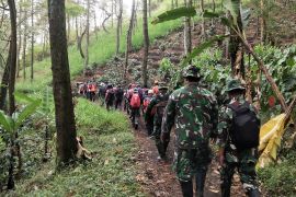 Personel gabungan susur sungai antisipasi banjir bandang di Kota Batu