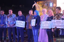 Gubernur Maluku serahkan bantuan 6.000 kemasan kepada UMKM di Banda Naira