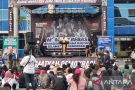 Aksi Aliansi Mahasiswa Jatim gelar "Mimbar Bebas" di Unitomo