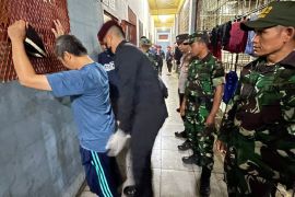 Rutan Padang geledah kamar hunian tahanan berantas benda terlarang