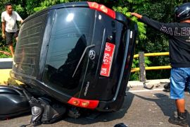 Mobil plat merah lepas kendali tabrak empat motor di Tapin Kalsel