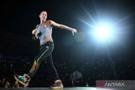 Aksi vokalis Coldplay Chris Martin saat konser di Jakarta