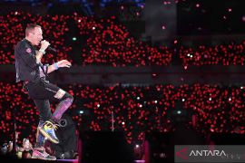 Chris Martin Coldplay ikutan juga, boleh dong pinjam seratus