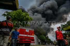 Kebakaran pabrik pemintalan kapas di Bandung Page 1 Small