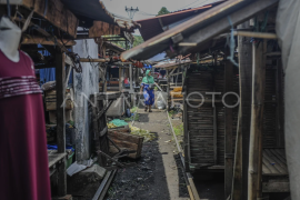 Pasar kaget di atas rel kereta di Pandeglang Page 1 Small