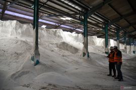 Kemarin, tebus subsidi pakai KTP sampai ancaman bom Pelita Air