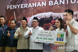 Uung Victoria Finky serahkan bantuan untuk Palestina lewat Baznas Jatim