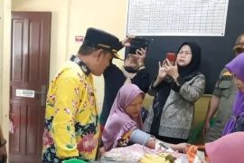Para lansia ikuti pemeriksaan kesehatan gratis di Tambora Jakbar