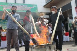 Kejari Bukittinggi musnahkan barang bukti 61 perkara pidana berkekuatan hukum tetap