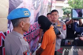 Kesal dan cemburu terhadap istri  pria aniaya anak kandung