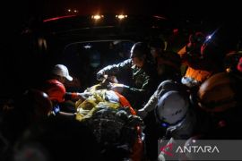 Evakuasi jenazah korban pesawat jatuh di Pasuruan Page 2 Small