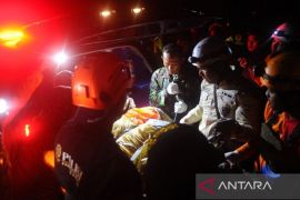 Evakuasi jenazah korban pesawat jatuh di Pasuruan Page 1 Small