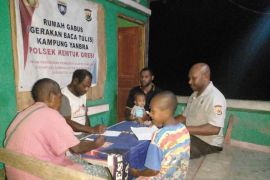 Bhabinkamtibmas kenalkan alfabet sembilan OAP berantas buta aksara