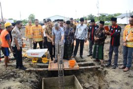 Bupati letakkan batu pertama pembangunan rumah adat Madura di Ketapang