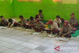 Siswa SDN Ambon Kota Serang terpaksa belajar di lantai