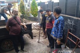 Satpol PP Belitung hentikan pekerjaan penggalian tiang reklame di KV Senang