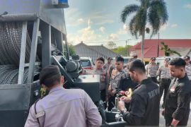 Personel Samapta Bangka latihan pakai kawat duri jaga  pemilu