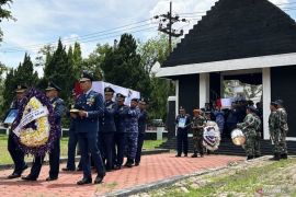 Tiga korban kecelakaan pesawat Super Tucano dimakamkan di TMP Suropati Malang