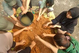 Unja latih pembuatan pupuk serbuk kayu perkuat pertanian berkelanjutan