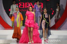 Arva pamerkan gaun rancangan lulusan di even "Equanimity"