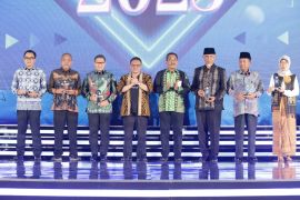 South Kalimantan Governor receives two awards from Education Ministry