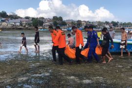 Basarnas Kupang evakuasi warga Jerman di Pantai Namosain