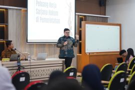 Bupati Kediri berbagi tips masuk dunia kerja ke mahasiswa UGM