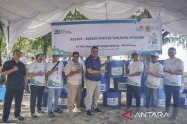 PLN Babel salurkan bantuan tempat sampah dukung pariwisata Belitung.