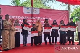 Kemensos dan Komisi VIII DPR serahkan bansos Rp202,5 miliar di Depok