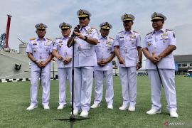 Navy paints Gaza-bound hospital ship white
