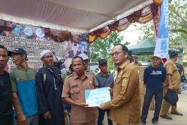 Pemkab Bangka Tengah salurkan bantuan peralatan tangkap untuk nelayan