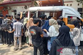 Mahasiswa Unsika sampaikan aspirasi pemilu melalui Mobil Ide Rakyat Lembaga Survei KedaiKopi