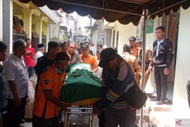 Sopir ambulans Dinsos Surabaya jadi korban kecelakaan "elf" dan KA Probowangi di Lumajang