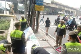 Bawaslu Jakbar menyerahkan penertiban APK ke Satpol PP