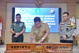 Pemerintah Bangka serahkan dana hibah pengamanan Pilkada 2024