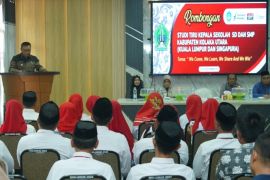 Pemda Koltim kirim 20 kepala SD dan SMP ke Singapura