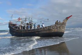 Kapal pengangkut imigran Rohingya di Aceh Page 1 Small