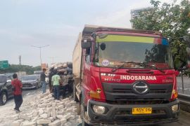 Dua truk terlibat kecelakaan di Tol Jakarta-Tangerang