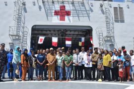 TNI AL-Kementerian Investasi adakan bakti sosial kesehatan dukung STC Biak